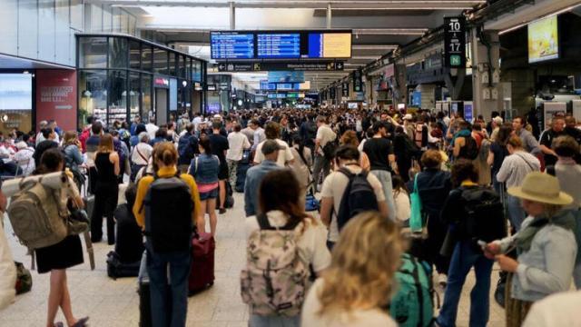 星空体育官方网站-法国高铁线路遭蓄意纵火，巴黎交通受影响严重